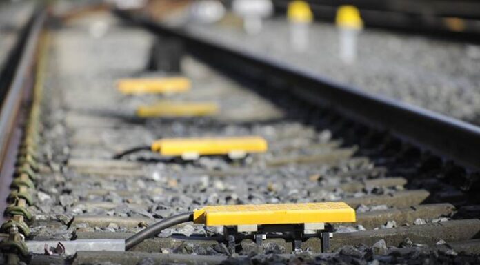 ADIF, el gestor de infraestructuras español, lanza una licitación millonaria para el mantenimiento de enclavamientos, ERTMS, y el Control de Tráfico Centralizado (CTC) para elevar la seguridad operacional.