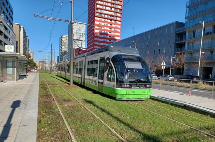 Euskotren invertirá 100.000 euros en instalar pavimento podotáctil de diseño propio en sus 26 tranvías de Bilbao y Vitoria para mejorar la accesibilidad de personas con discapacidad visual.