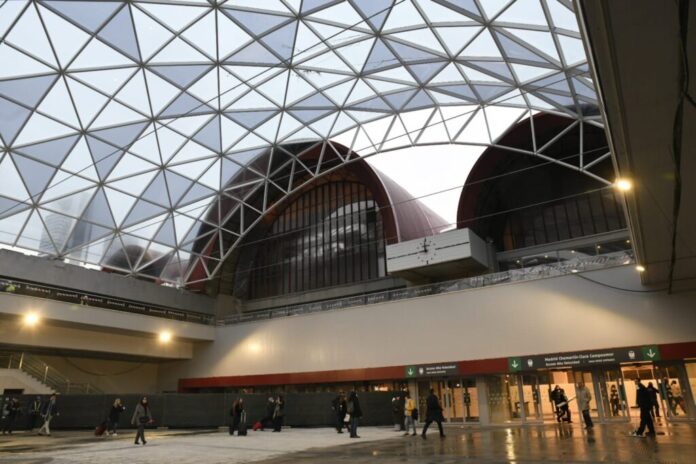 El Ministerio de Transportes habilita nueva área del vestíbulo de Chamartín-Clara Campoamor. Adif invierte 557 millones en renovación que concluirá en 2026.