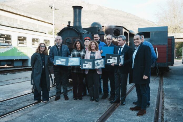 Correos presentó dos sellos dedicados al patrimonio ferroviario de Euskadi: uno sobre el tren de vapor de Euskotren y otro que homenajea el oficio de fogonero.