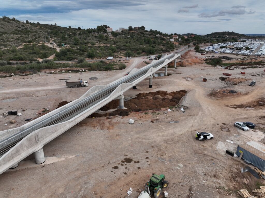 Nuevo viaducto ferroviario de Cheste en la línea C3 de Cercanías València reconstruido por ADIF tras la DANA de octubre 2024