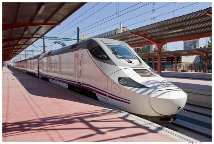 Renfe activa Superprecios con tarifas desde 7 euros en Avlo y 15 euros en AVE. Compra hasta el 18 de enero para viajar por toda España con descuentos.