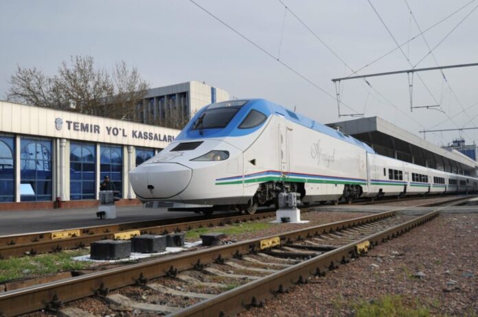 Talgo cerró un acuerdo de mantenimiento de diez años por 80 millones de euros con UTY para seis trenes Talgo 250 que operan en Uzbekistán desde 2011.