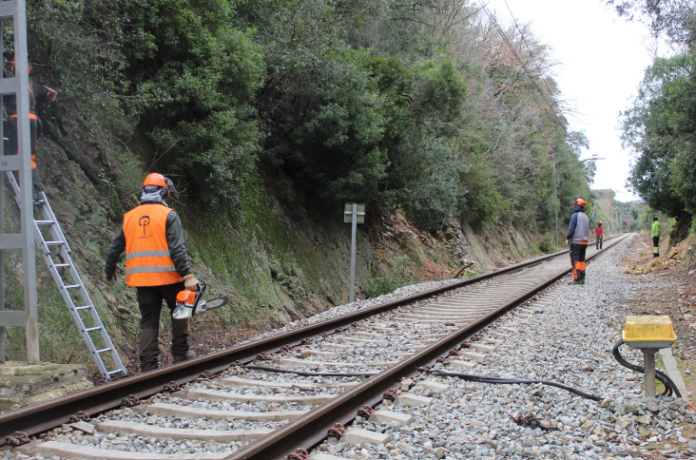 Rodalies restablece servicio en tramos Terrassa–Manresa y Blanes–Maçanet tras obras de estabilización. Operan lanzaderas en tren y 150 autobuses de refuerzo.