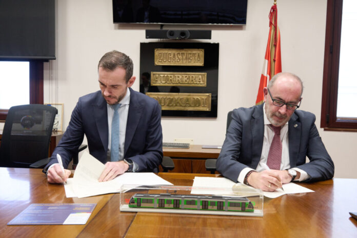 Euskotren firma con CAF la fabricación de 9 tranvías extralargos por 48,8M€ para el ramal de Zabalgana. Entregas entre 2028-2029 con mejoras en accesibilidad.