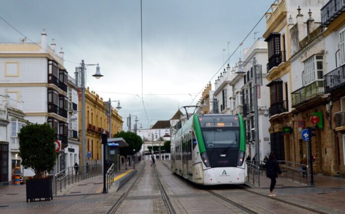 El tranvía de la Bahía de Cádiz registró 2,06 millones de pasajeros en 2025, consolidando el nivel de demanda pese a la supresión de tarifas gratuitas a mitad de año.