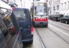 Viena acelera tranvías y autobuses con sanciones, semáforos y carriles exclusivos Viena y Wiener Linien reducen demoras en tranvías y autobuses con prioridad semafórica, carriles exclusivos y multas de 467 € por estacionamiento ilegal.