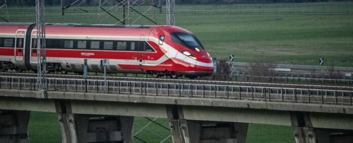 El Grupo FS experimenta con tecnología 5G en 60 km de la línea de alta velocidad Turín-Milán, en el marco del Plan Estratégico 2025-2029.