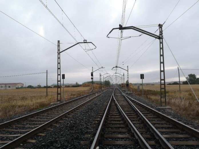 ADIF invierte 16,6 millones de euros para renovar vía, traviesas y catenaria en el tramo Vitoria–Araia de la línea Madrid–Hendaya.