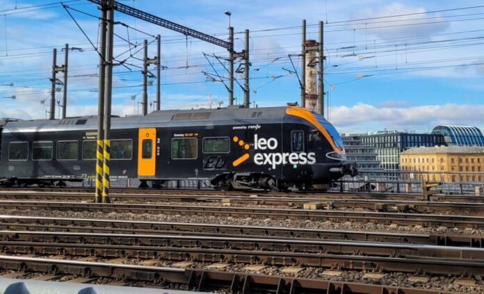 Leo Express inicia servicios en el corredor Varsovia-Cracovia con material Stadler FLIRT. Renfe, accionista del 50%, impulsa la expansión ferroviaria en Europa Central.