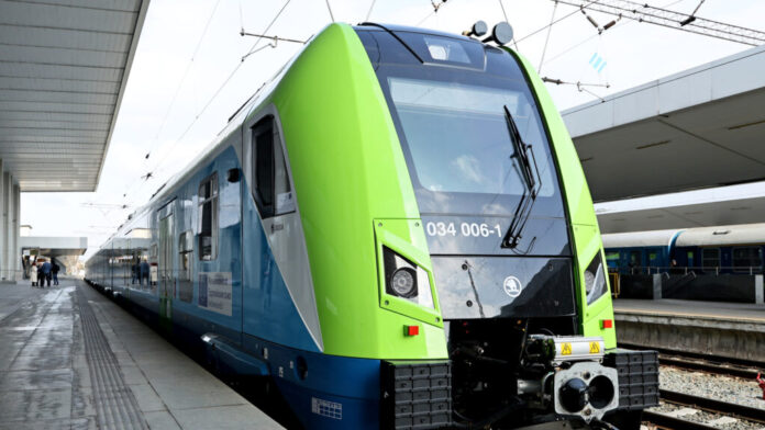 Bulgaria incorpora 25 trenes eléctricos múltiples Skoda, financiados con fondos europeos, para renovar su material rodante y mejorar el servicio de pasajeros antes de agosto de 2026.