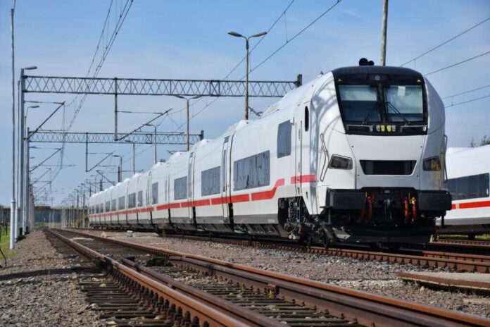 Talgo facturó 618 M€ en 2025, perdió 100 M€ y suma 4.446 M€ en pedidos. En 2026 apunta a 750 M€ de ingresos y contratos próximos a 6.000 M€.