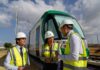 Tranvía de Alcalá de Guadaíra: llegaron las primeras unidades URBOS 100 Llegan las primeras unidades URBOS 100 del tranvía de Alcalá de Guadaíra, con obras de vía, electrificación y estaciones en marcha y una demanda prevista de más de dos millones de pasajeros anuales.