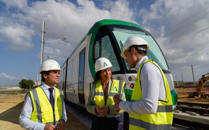 Llegan las primeras unidades URBOS 100 del tranvía de Alcalá de Guadaíra, con obras de vía, electrificación y estaciones en marcha y una demanda prevista de más de dos millones de pasajeros anuales.
