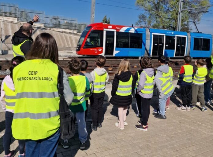 Metro Ligero Oeste reanuda su programa de visitas escolares en Boadilla y Pozuelo, promoviendo movilidad sostenible.