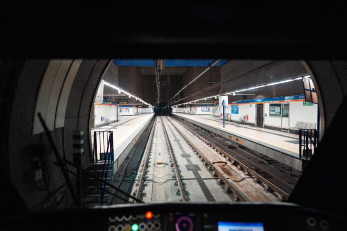 Metro de Madrid refuerza la limpieza de túneles y material móvil con nuevos contratos que mejoran higiene, seguridad operacional y criterios ambientales en toda la red.