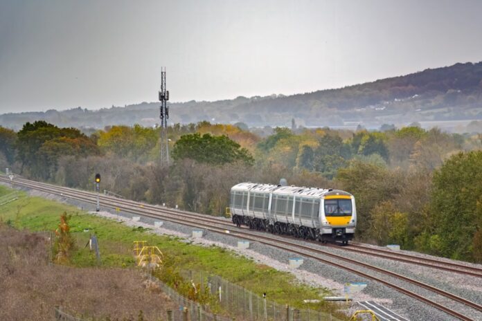 El proyecto East West Rail abre consulta pública y prevé hasta cinco trenes por hora, electrificación parcial y nuevas estaciones.