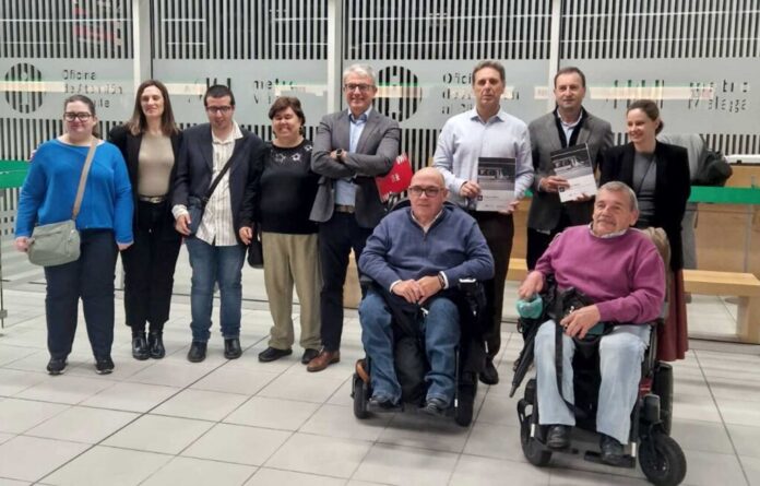 Metro de Málaga presentó en El Perchel una guía de lectura fácil junto con Aproinla para mejorar la accesibilidad cognitiva.