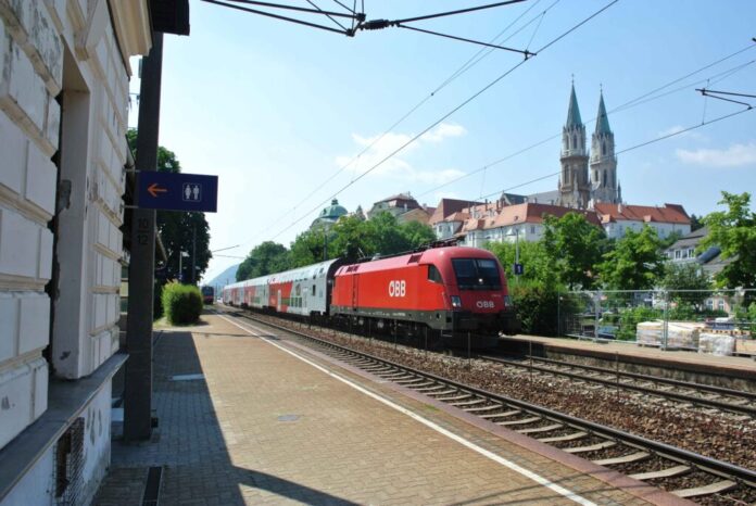ÖBB ejecutará obras en la Franz-Josefs-Bahn y túnel Johanna. Servicio ferroviario con paradas adicionales. Transporte alternativo en autobús. Julio-septiembre 2026.