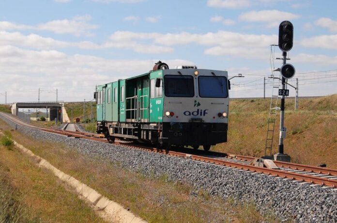 ADIF invierte 14,1 millones en una dresina para inspección de vía y catenaria en la red de ancho métrico.