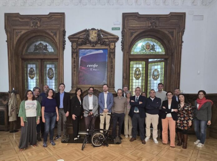 Renfe reunió a organismos públicos y asociaciones ciclistas para definir nuevas medidas de integración entre bicicleta y ferrocarril.