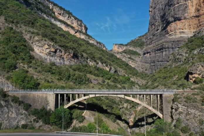 FGC licitó obras para ampliar barreras y sistemas de alerta contra desprendimientos en la línea Lleida-La Pobla de Segur.