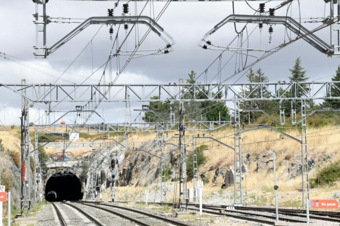 ADIF invertirá 2,5 millones de euros en la renovación de la catenaria de La Roda y avanza con mejoras de seguridad en la línea.