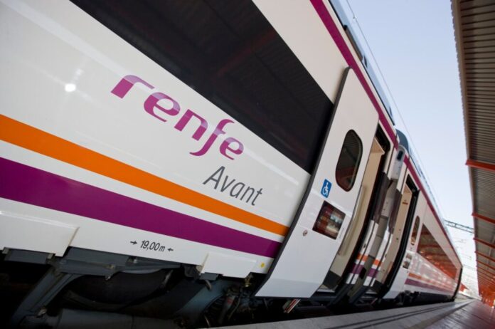 Renfe retomará en septiembre la licitación de una sociedad de autobuses tras el aval del TACRC, que pidió ajustes para favorecer la concurrencia.