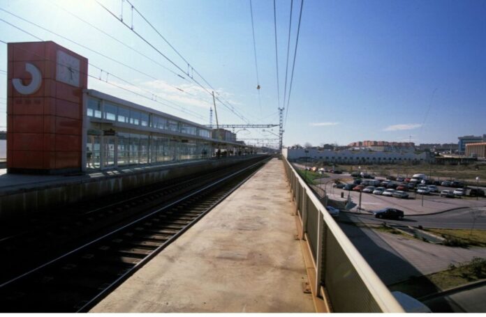 ADIF inició trabajos nocturnos de mantenimiento entre Atocha Cercanías y Vallecas durante un mes, sin afectar el servicio ferroviario.