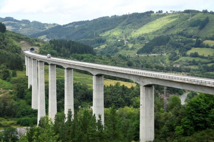 ADIF AV renovó su Marco de Financiación Verde, incorporó criterios europeos y mantiene su programa de bonos verdes para infraestructuras ferroviarias.