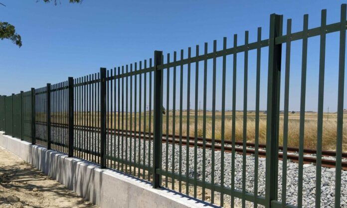 ADIF adjudicó por tres millones de euros la instalación de 5.421 metros de cerramientos ferroviarios en varios municipios de Guadalajara.