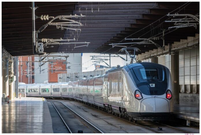 Renfe apartó dos trenes S106 tras detectar nuevas marcas en bogies y exigió a Talgo ampliar los análisis sobre el origen del problema.