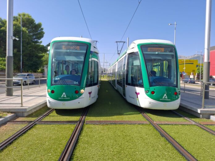 Jaén extiende a doce horas diarias las prácticas de conducción del tranvía con dos unidades en circulación simultánea.