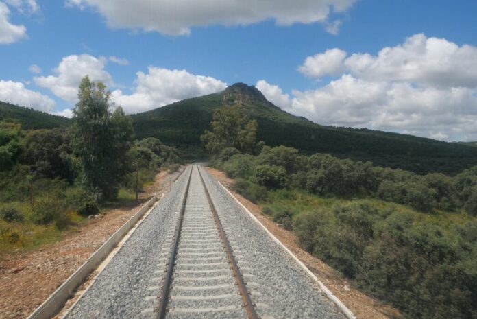 La renovación ferroviaria entre Brazatortas y Guadalmez permite reducir hasta 24 minutos los tiempos de viaje en la línea Ciudad Real-Badajoz.