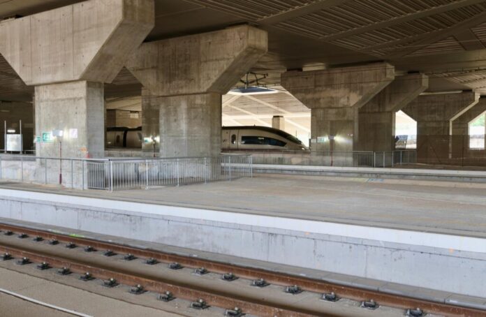 ADIF avanza en las pruebas finales de La Sagrera para poner en servicio todas sus vías de alta velocidad y ampliar la capacidad ferroviaria de Barcelona.