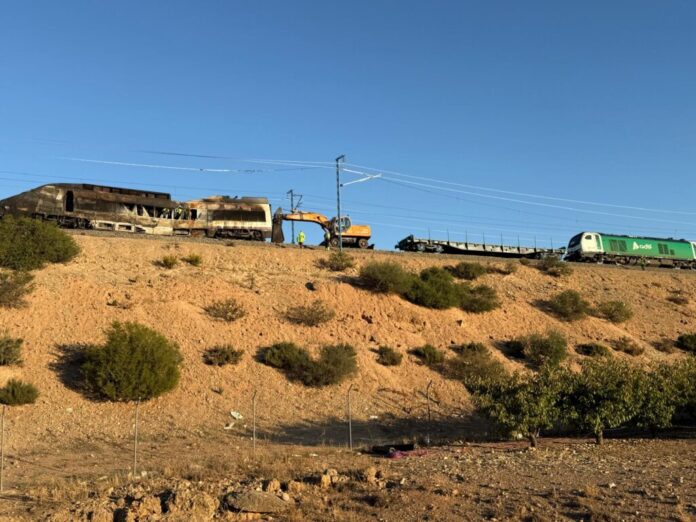 ADIF culmina las reparaciones tras el incendio de un tren y prevé restablecer la circulación por doble vía entre Ricla y Plasencia.