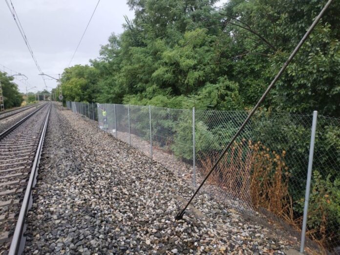 ADIF licita más de siete kilómetros de cerramientos para reforzar la seguridad de la infraestructura ferroviaria en Madrid y Toledo.