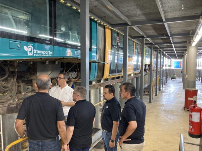 Técnicos de Metrorrey visitan Metrotenerife para conocer sus procesos de operación, mantenimiento y gestión del tranvía.