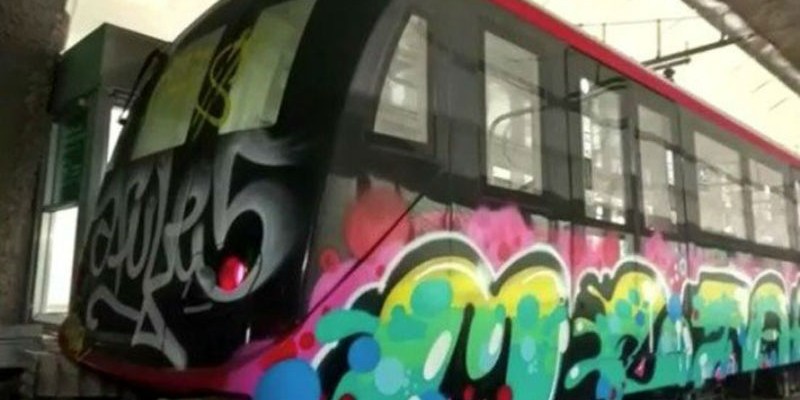 Chile: DESCONOCIDOS RAYAN COMPLETAMENTE UNO DE LOS TRENES DE LA NUEVA LÍNEA 6 A MENOS DE UN MES DE SU INAUGURACIÓN