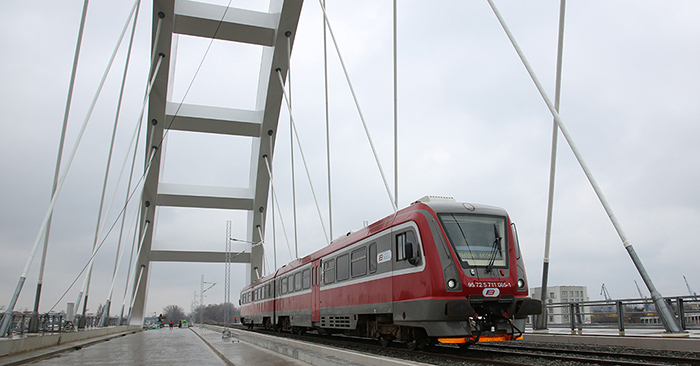 Primeras circulaciones ferroviarias en el puente Žeželj en Novi Sad, Serbia