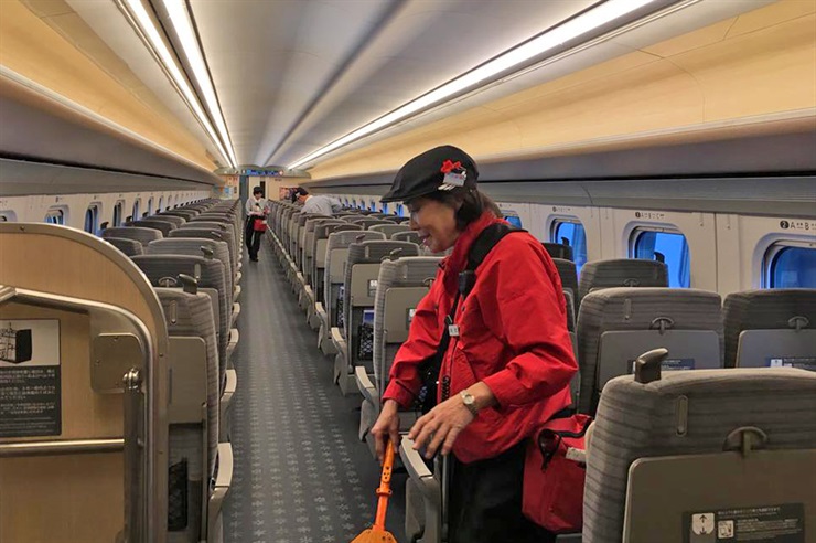Japón: «El milagro de los siete minutos»: veloz y rigurosa, la técnica japonesa para limpiar el tren bala