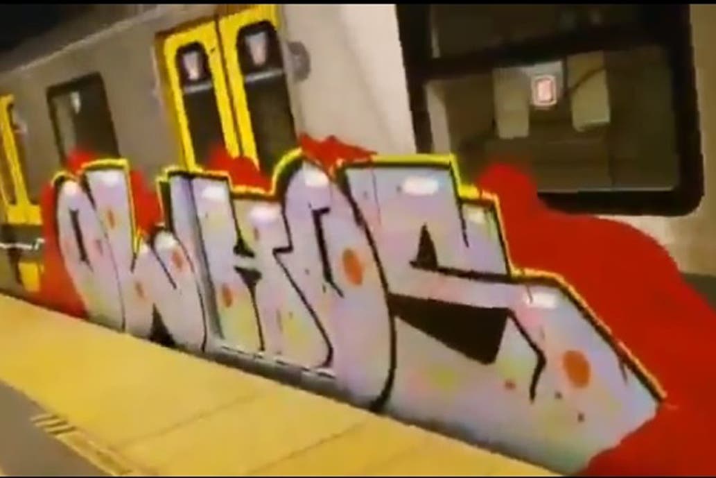 Grafiteros pintaron vagones del subte y golpearon a empleados: hay extranjeros detenidos