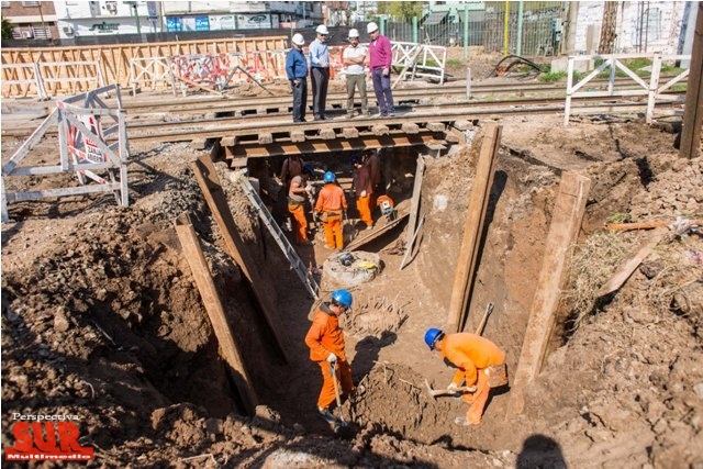 Preocupación en vecinos de Bernal por el paso peatonal del bajo vías