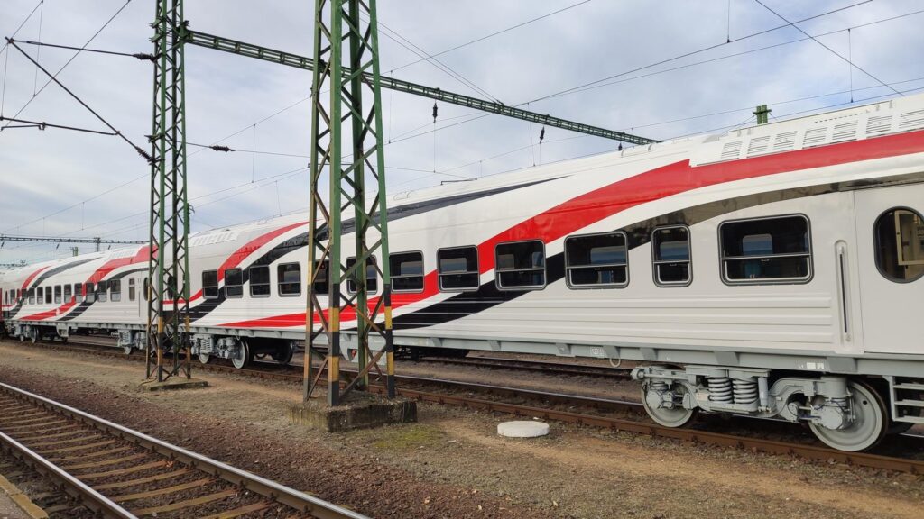 Ya presta servicio el material rodante de TMH en Egipto