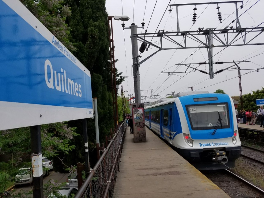 Pasajeros quilmeños felices con la llegada del tren a La Plata