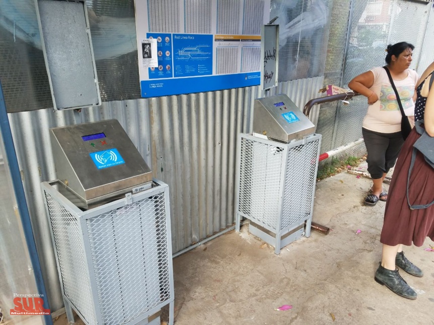 Ya funcionan las máquinas boleteras en la estación provisoria de Bernal