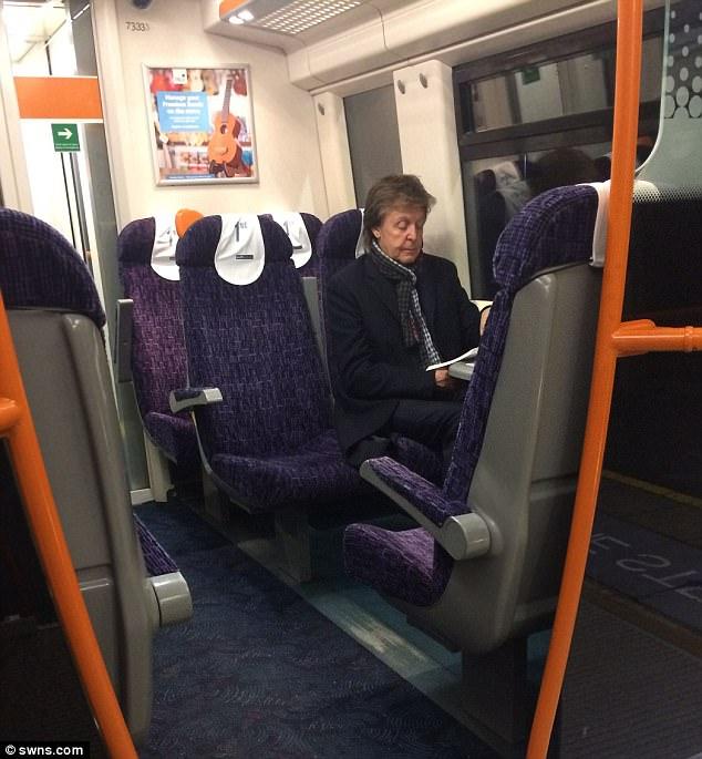 Inglaterra: Paul McCartney: lo fotografiaron viajando solo en tren