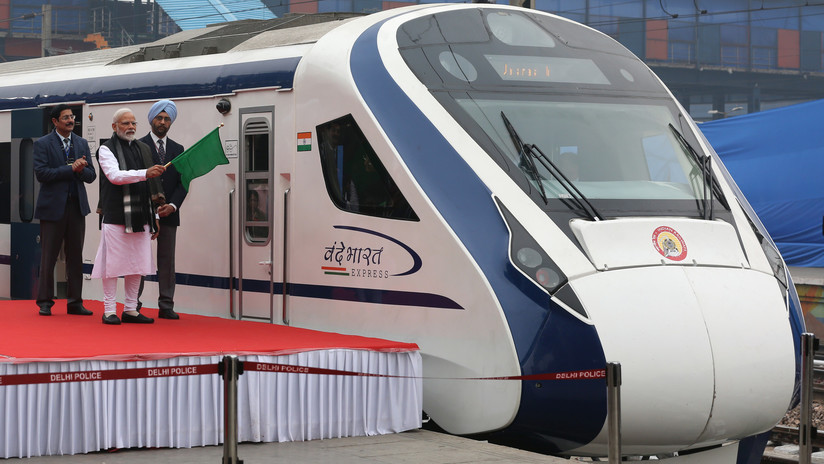 Un tren de alta velocidad en la India choca contra una vaca un día después de su inauguración