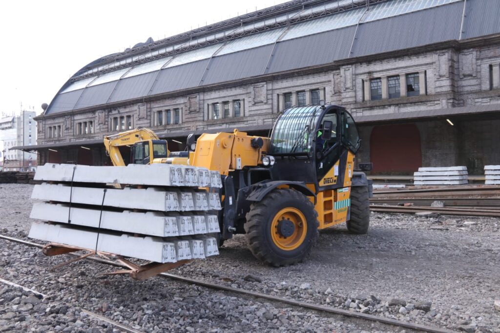 Llegan a Retiro 8.500 durmientes para renovar las vías del ingreso de la estación