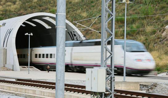 Francia prohibirá vuelos que puedan hacerse en 2,5 horas de tren